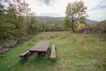 Mesa de picnic de madera para comer en medio de la naturaleza con las increíbles vistas de la...