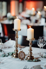 Kerzen auf gedecktem Hochzeitstisch