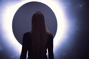 Wunderbare Frau in Blau Mond Licht Sternen Galaxie Technologie Kunst in der Stadt