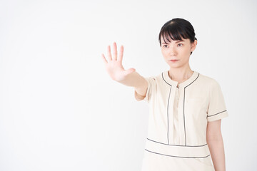 手を出して制止するエステ・美容クリニックの女性