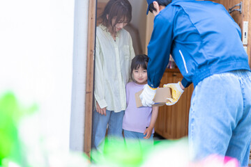 Fototapeta premium プレゼントの宅配便を受け取る小さな女の子