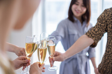 パーティーで乾杯をする若い男女