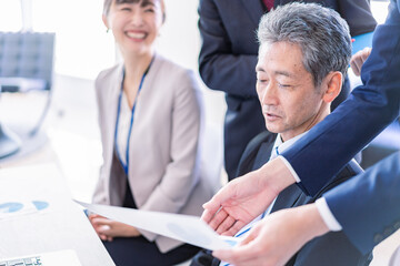 Fototapeta premium 笑顔で打ち合わせをするビジネスパーソン