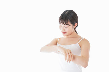 乾燥肌の対策をする若い女性