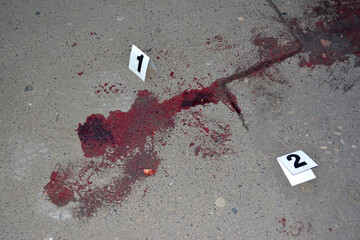 Czerwona plama krwi na miejscu morderstwa osoby - oględziny miejsca zbrodni.  - obrazy, fototapety, plakaty