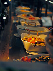 barra de ensalada, preparación de alimentos gourmet para restaurantes, selección de deferentes picantes y texturas 