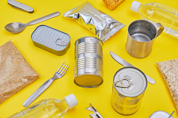 Fototapeta 黄色背景の上の備蓄食料 obraz