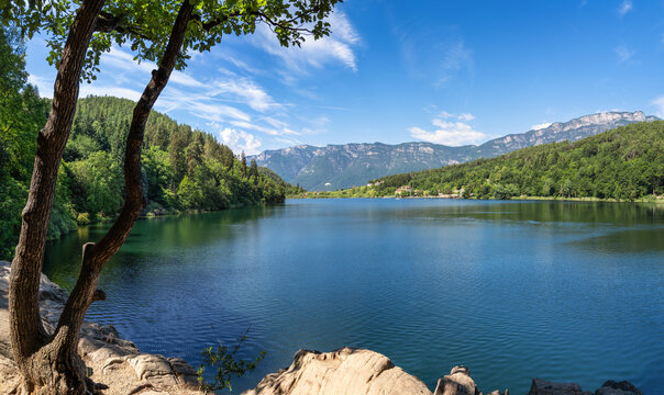 Der große Montiggler See inmitten des Naturschutzgebiets Montiggl, Gemeinde Eppan, italien