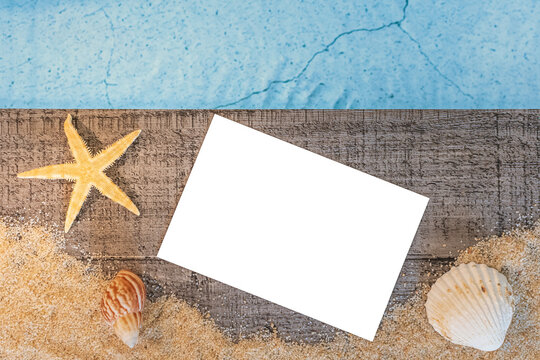 Carte vide avec un fond transparent sur le bord d'une piscine avec une étoile de mer.	