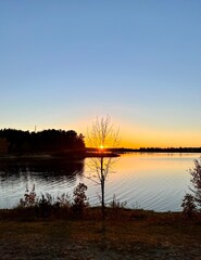 Obraz premium sunset on the lake