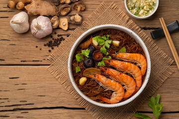 Casseroled Shrimps with Glass Noodles, Shrimp potted with vermicelli (goong ob woon sen)