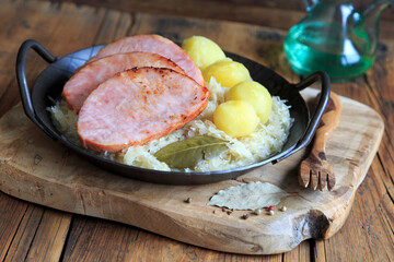 Kasseler mit Sauerkraut und Kartoffeln
