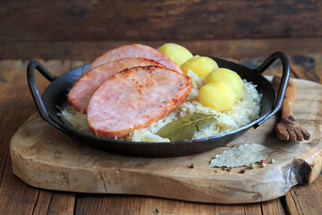 Kasseler mit Sauerkraut und Kartoffeln