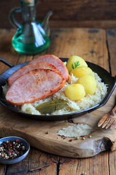 Kasseler mit Sauerkraut und Kartoffeln