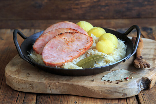 Kasseler mit Sauerkraut und Kartoffeln