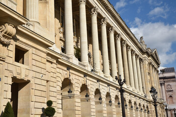 Façade à colonnade place de la Concorde à Paris. France