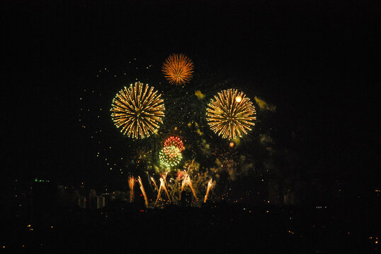 Fuegos artificiales, una noche que  ilumina la ciudad