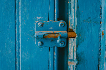 Cerrojo vintage oxidado cerrando antiguo trastero