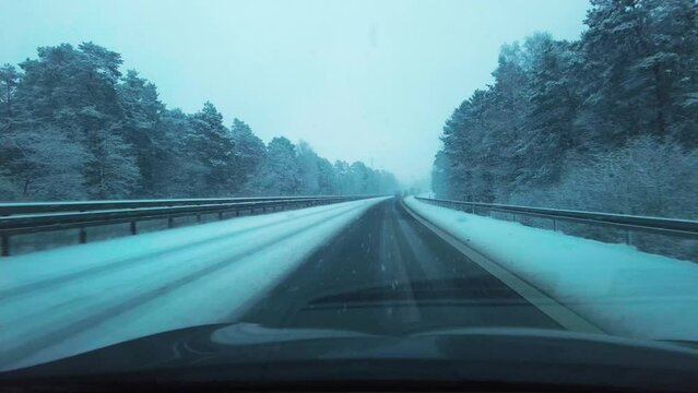Wintereinbruch auf einer deutschen Autobahn