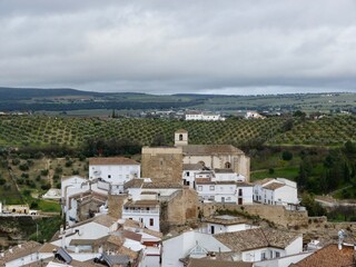 Fototapeta na wymiar Casas e Iglesia de Setenil de las bodegas en Cadiz