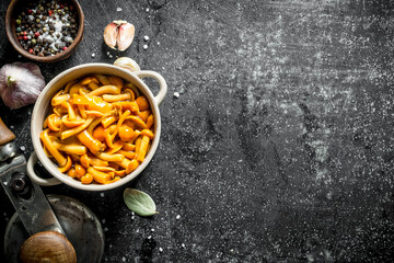 Canned mushrooms with spices, cloves of garlic and the Bay leaf.