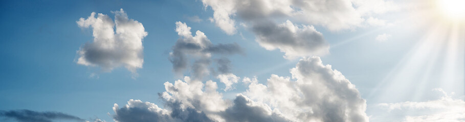 Obraz premium Bright clouds in the evening sky