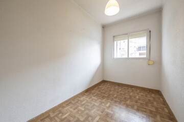 Small and vienna room with sintasol floors, poorly painted walls and simple aluminum windows