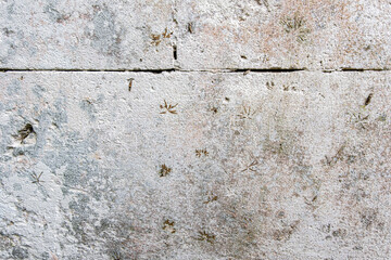 Obraz premium Old white concrete wall with black stains and deep crevice from left to right at top