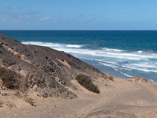 Fototapeta na wymiar Fuerteventura – Playa des Viejo Reyes nahe der wilden Steilküste La Pared