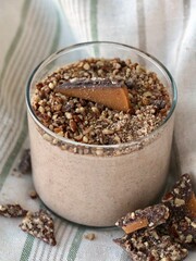 Crumbled toffee dessert cup