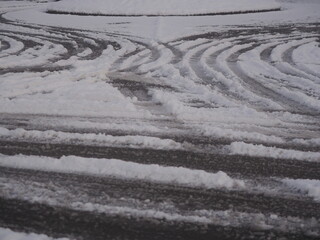 Fototapeta na wymiar 車の走った跡が残る雪の積もった道路
