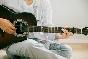 ギターを弾く男性　guitar