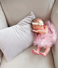 Fototapeta na wymiar baby in pink tutu 