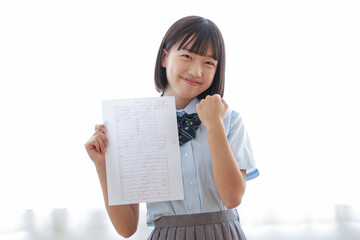 満点のテストを持った女の子