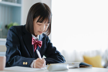 家で勉強する学生
