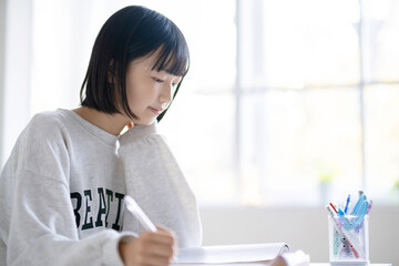 家で勉強する学生