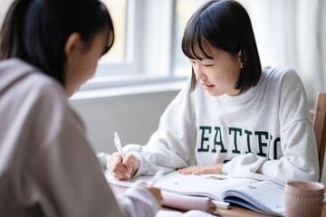 家で勉強する学生