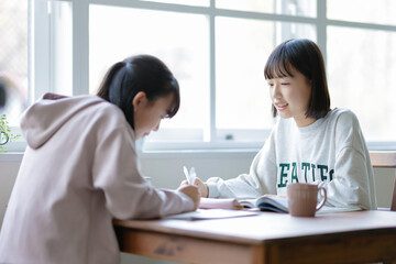 家で勉強する学生