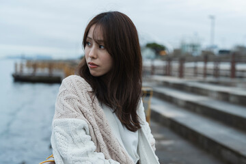 Fototapeta premium 海にいる女性