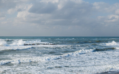 荒波の海辺