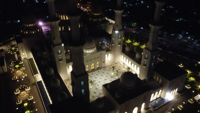 Sheikh Zayed Solo Mosque is a big Mosque in Surakarta, Landmark Surakarta. Beautiful architecture of the Sheikh Zayed Solo Mosque
