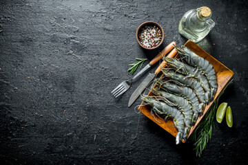 Raw shrimps with lime slices, rosemary and spices.