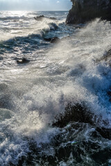 	福島県いわき市　高波荒れる波立海岸弁天島の朝