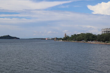 Obraz premium the sea water is calm and the island looks across.