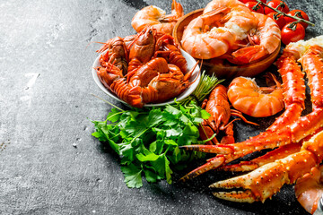 Cooked shrimp, crayfish and crab with parsley. - obrazy, fototapety, plakaty