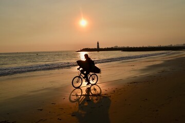 Fototapeta premium Sunset Bike Ride on the Beach 