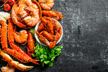 Cooked shrimp, crayfish and crab with parsley.