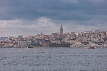 Obraz premium A Seagull flies by the Suleymaniye Mosque in the Golden Horn inlet, Istanbul