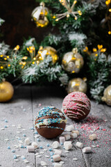 Schocko Bombe mit Kakao Pulwer und Meschmelow auf Holzhintergrund