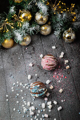 Schocko Bombe mit Kakao Pulwer und Meschmelow auf Holzhintergrund